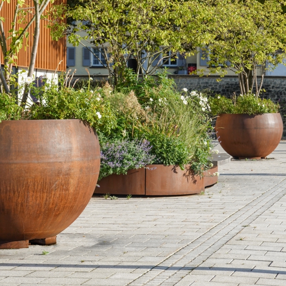 Globes in CorTen staal met een Mobile Green Isle Oval Globe Boombakken